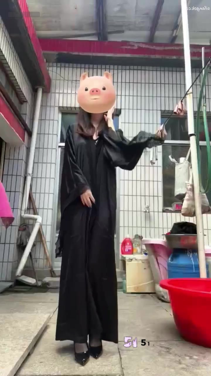 素人黑丝反差婊 乡间小院情趣制服露出自慰 双腿丝袜开裆跳蛋自慰 小村子里浪叫不停