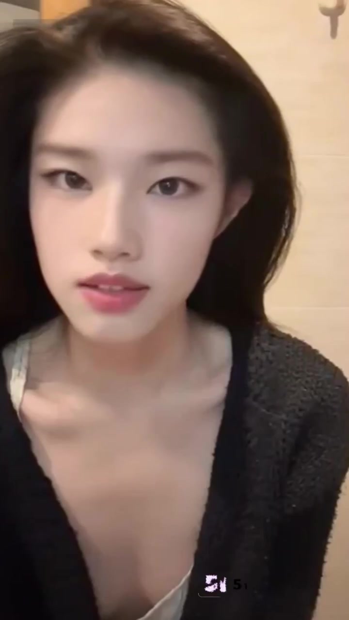 主播女网红 直播闪现露点合集 美女真空直播意外走光 各类露胸露底层出不穷