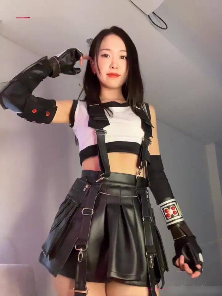 新加坡绝美女神 meriolchan 定制私拍 Cosplay蒂法展示蜜臀玉乳 香艳胴体散发妩媚淫光！