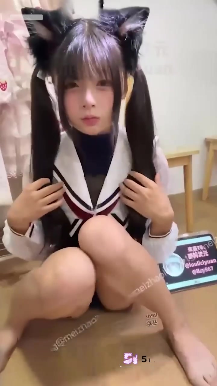 高颜值萝莉 咪咪条 双马尾配猫耳制服 挑战假屌自慰爽的翻白眼反差感拉满！