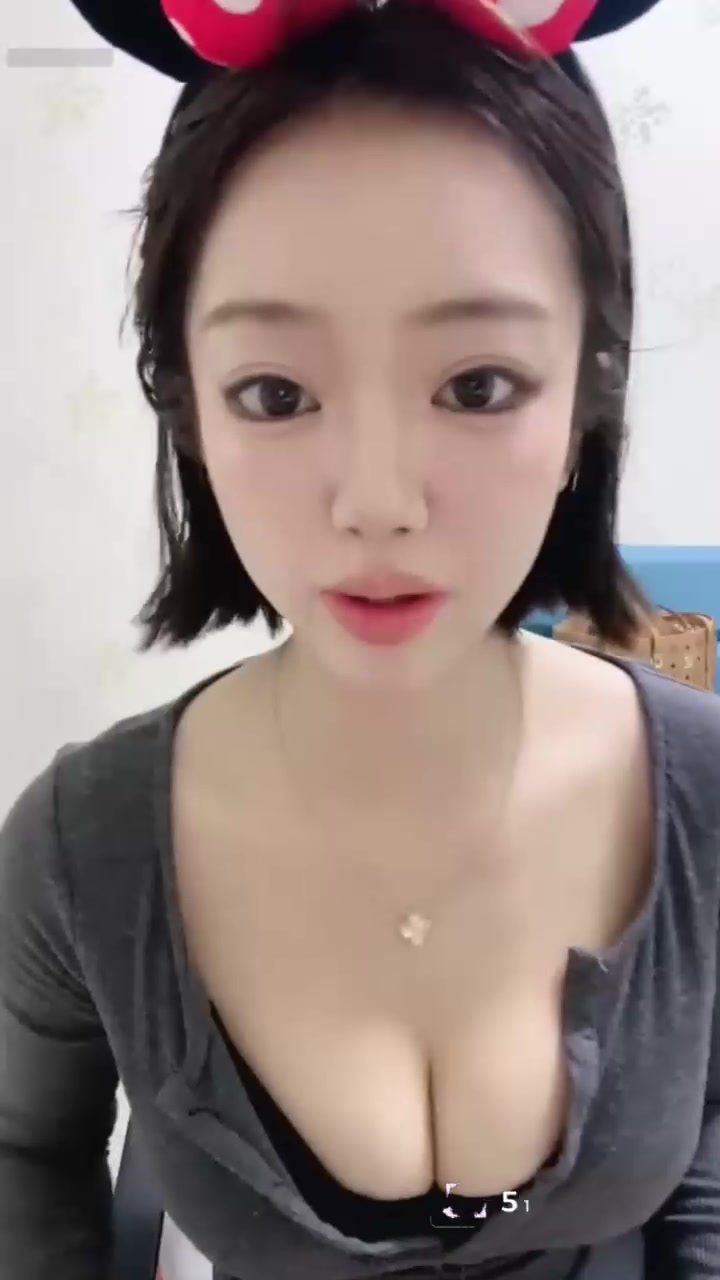 抖音网红 美美子 直播录屏 短发尤物擦边展露翘臀 淫语勾引表情妩媚淫骚