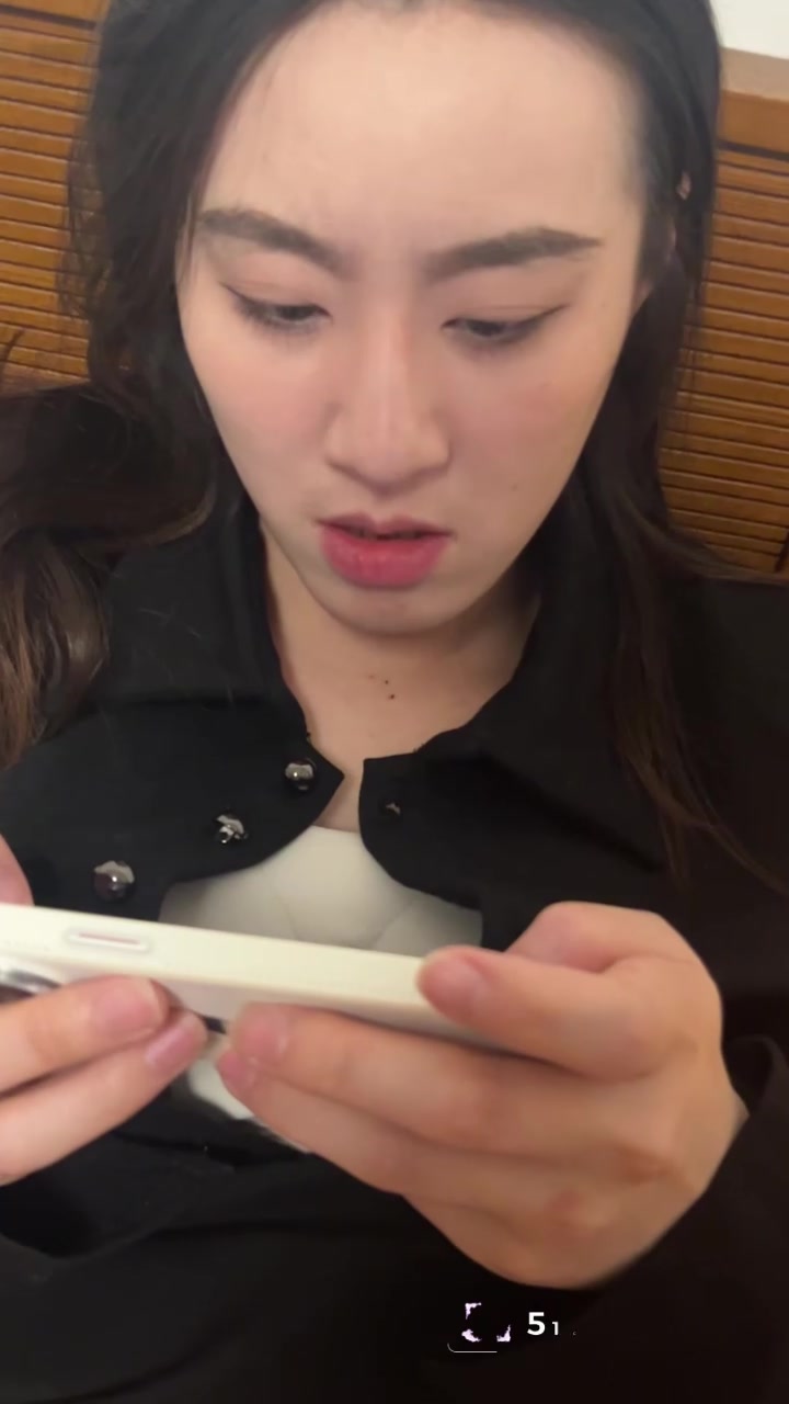安徽高冷女老师 惨遭渣男曝光 乖巧配合甘愿当母狗 边打游戏边做爱骚态反差！