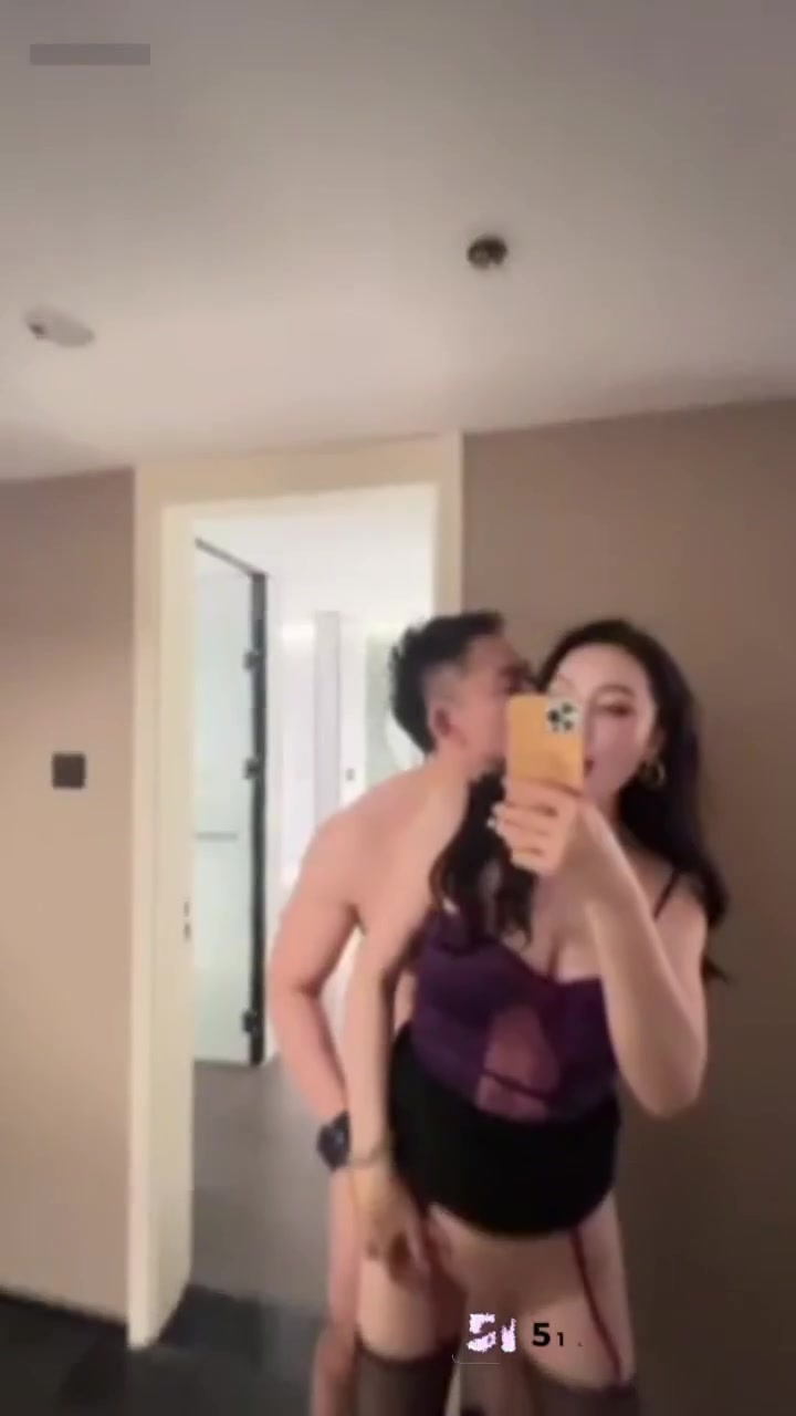 抖音网红 磨人小妖精Mia 约啪金主视频 无套爽草骚紫情趣衣御姐 晨起指交喷尿淋湿大肉棒