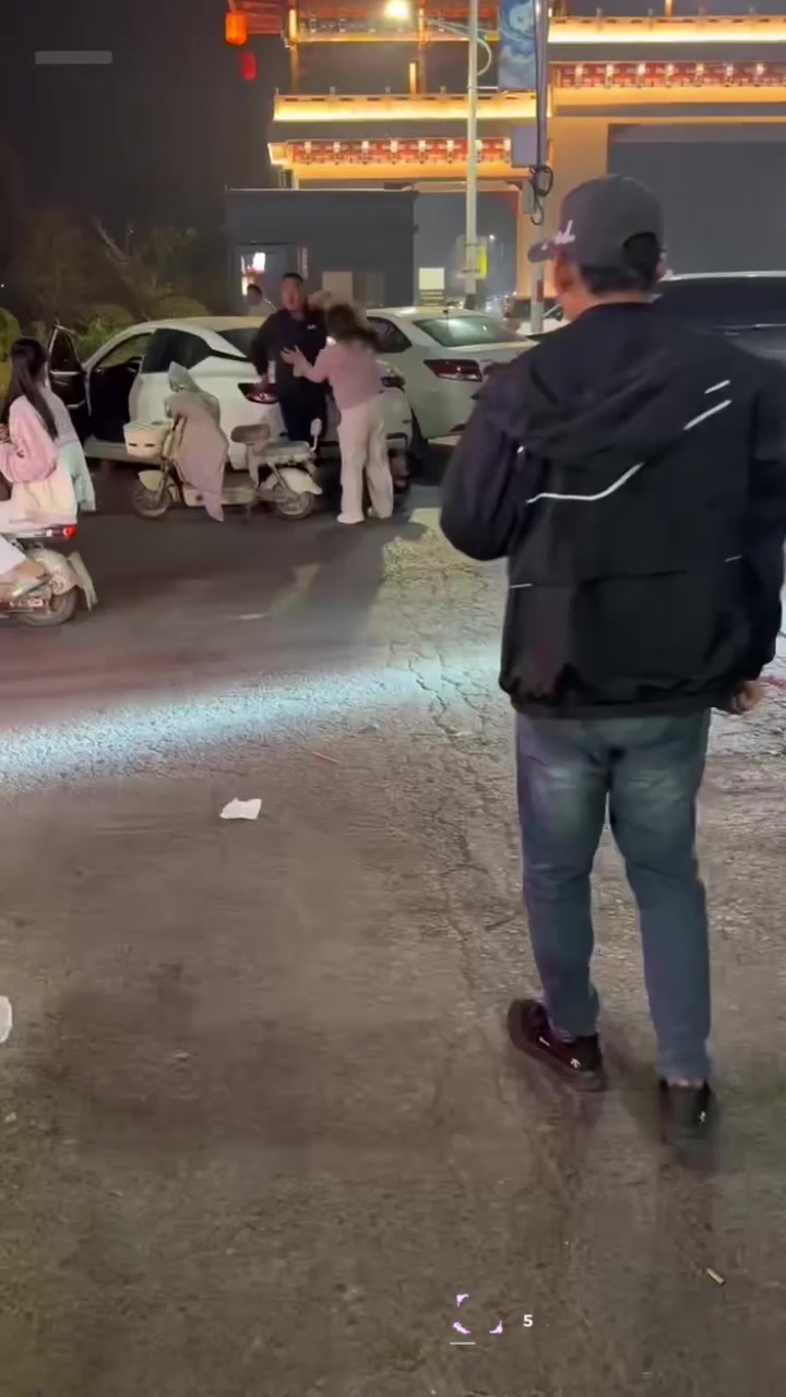 邯郸广府街头捉奸大戏 女子与小三深夜约炮 被丈夫拦截暴打并烧车泄愤 偷情视频遭曝1