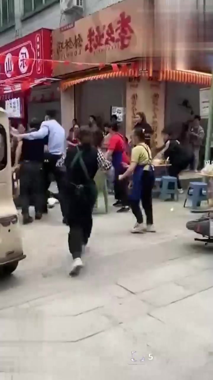 德阳小吃街群架现场曝光！钵钵鸡门前多人扭打 有人泼油升级事态严重性
