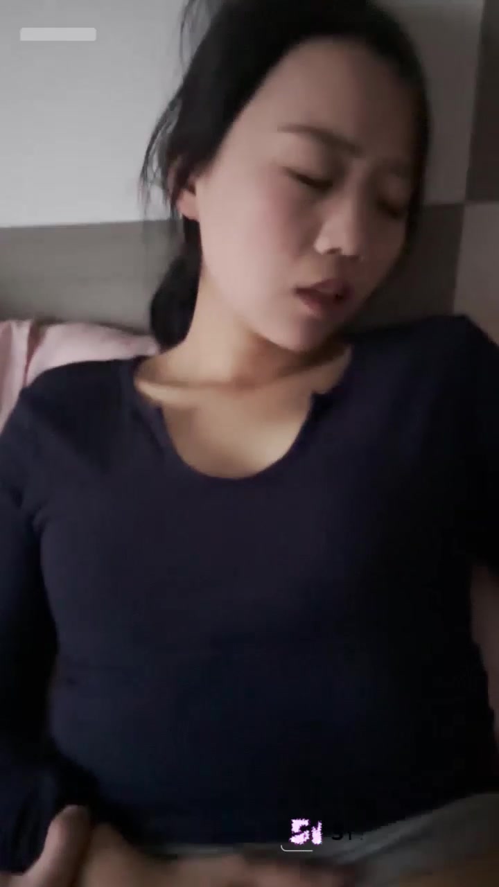 武汉大学学妹 周奶糖 情侣私拍泄密 穿开裆黑丝被操出阿黑颜 纯纯男友的泄欲工具