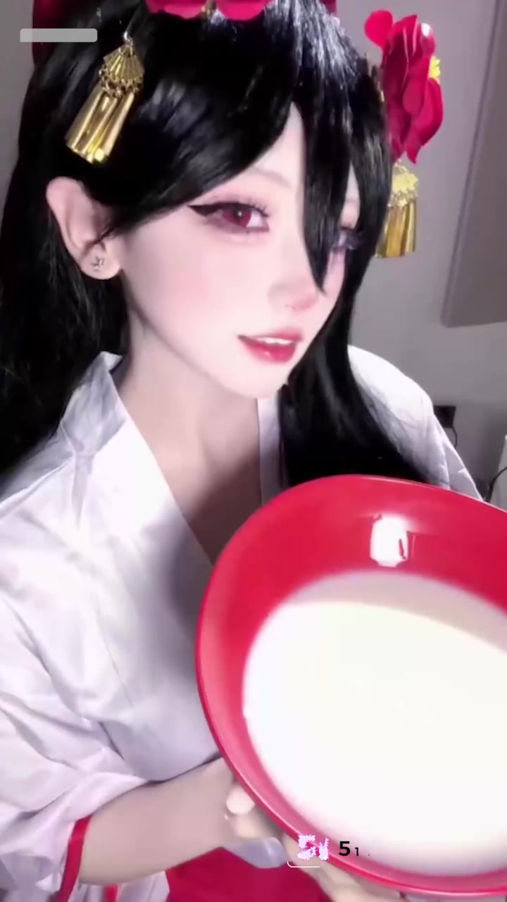 乌有乡 永见稀世良 Cos合集 身穿白衣红裙捧红碗 恳请瓜友献浓精！