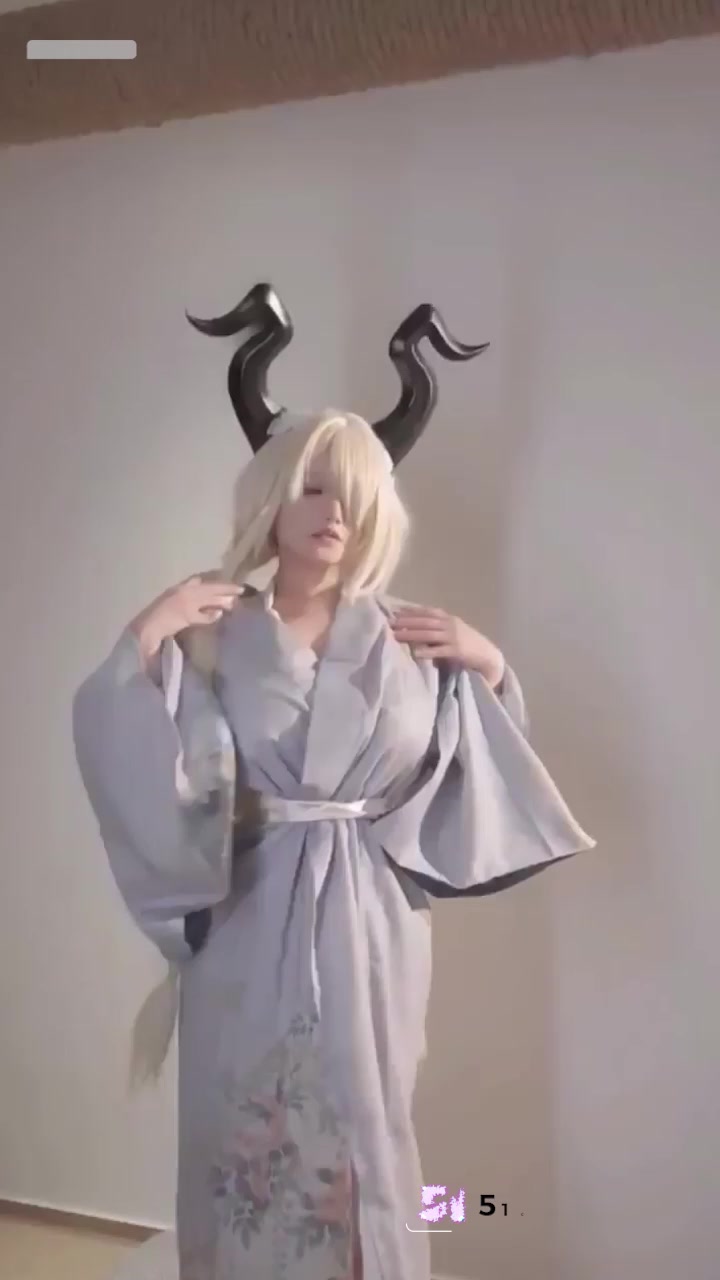 抖音网红 古阿扎 cos碧蓝航线尾张 白纱下巨乳若隐若现 抖胸卖骚令人欲火焚身！
