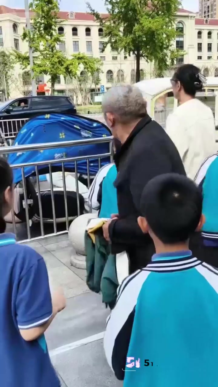 成都青白江小学门口闹出人命 两名宝妈为让路争吵 竟持U型锁活活敲死对方