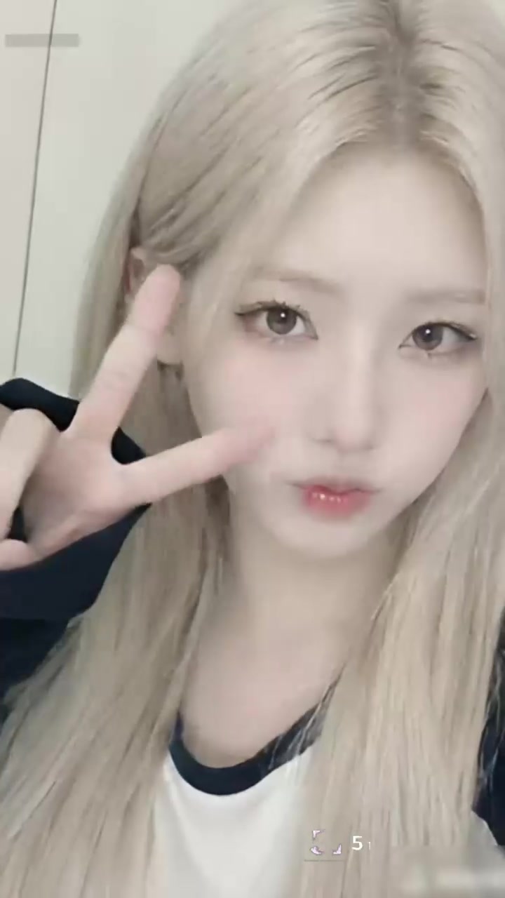 AI女团怀孕爆热搜！BABYQUEEN 成员 Mity 停摆 真人配音揭开虚拟偶像遮羞布