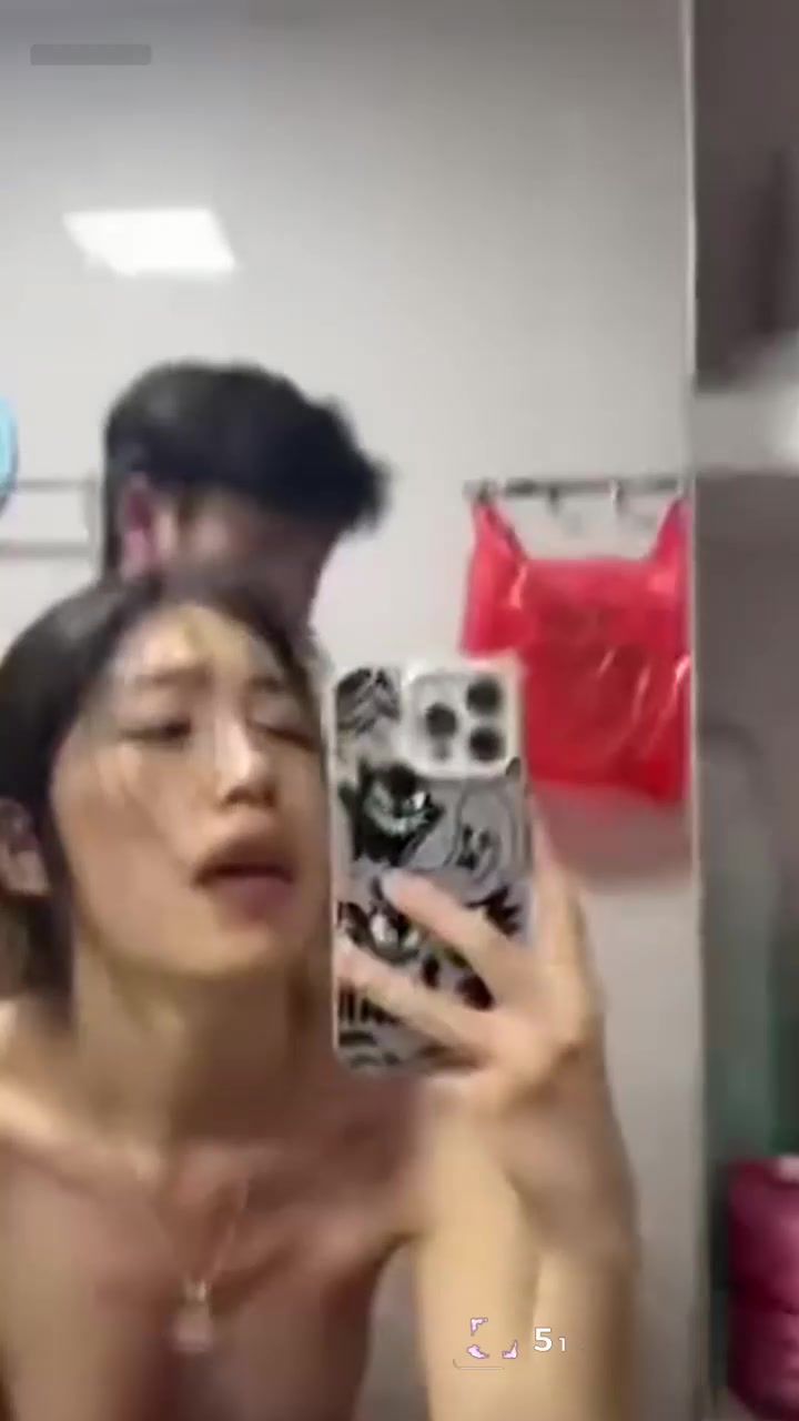 广东梅州神颜校花 表面清纯私下反差 主动对镜自拍美乳颤动 身经百战的资深炮姐！1