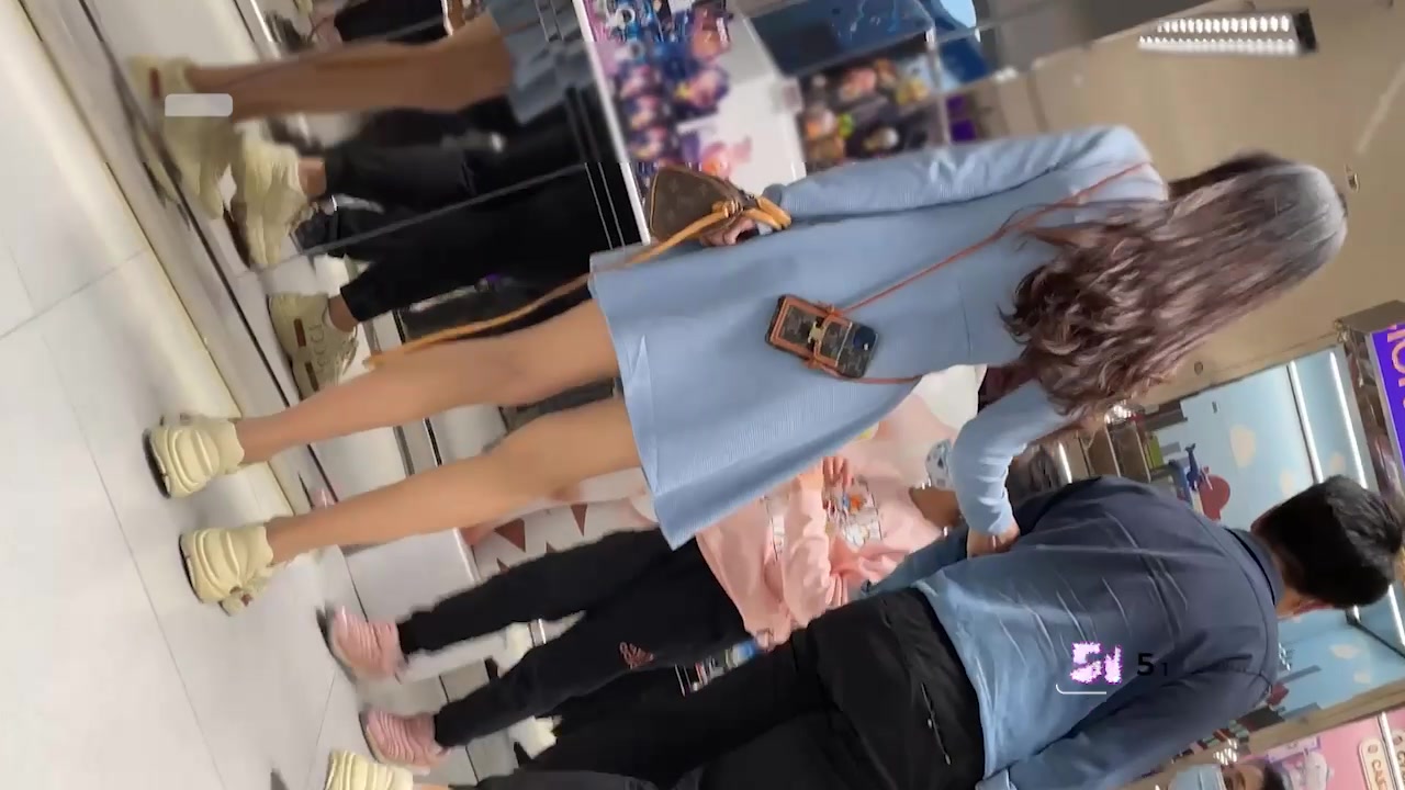 抄底合集 美女穿蕾丝丁字裤粉鲍若隐若现 贴身偷拍惊险刺激！2