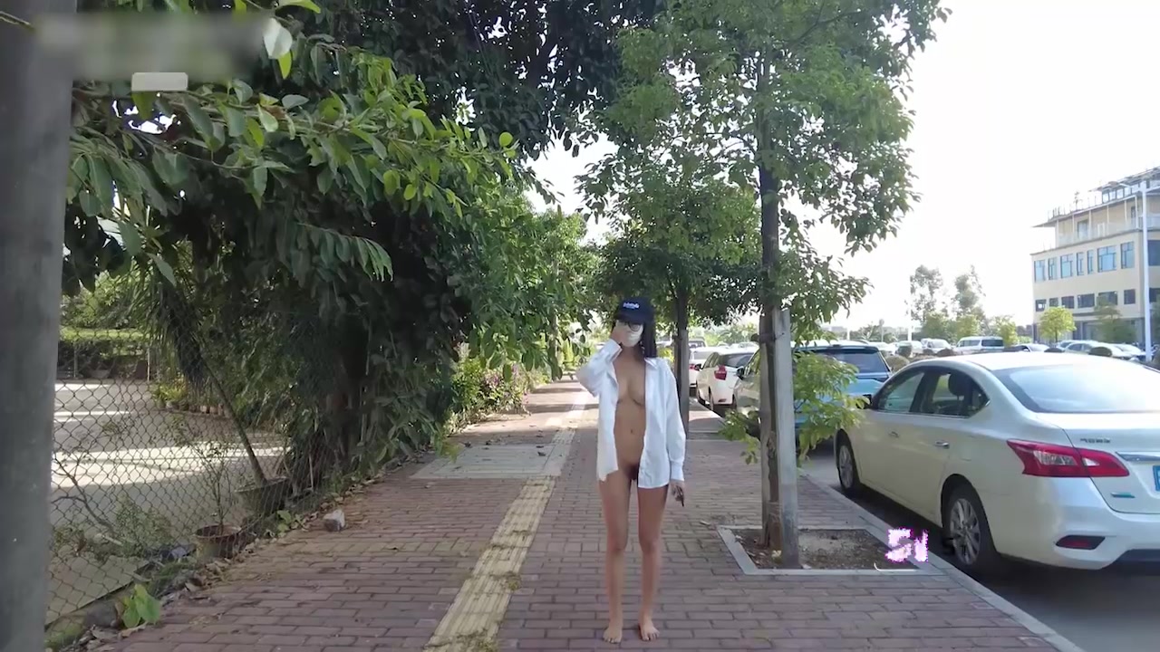 户外露出博主cikaimoon 广东江门新会区闹市 真空白衫裸体逛街 人来人往刺激无比