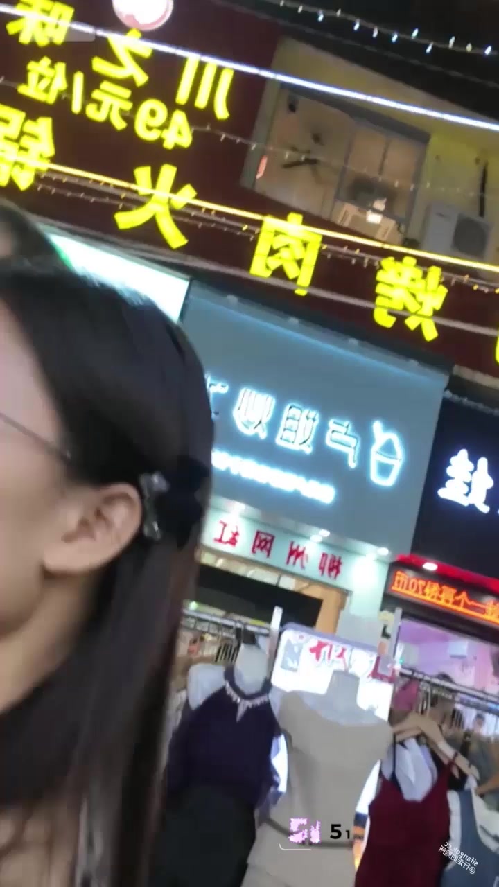 无内抄底偷拍 眼镜妹和男友逛夜市 居然不穿内裤 被怼拍爆毛肥逼蜜桃臀 暗骚至极