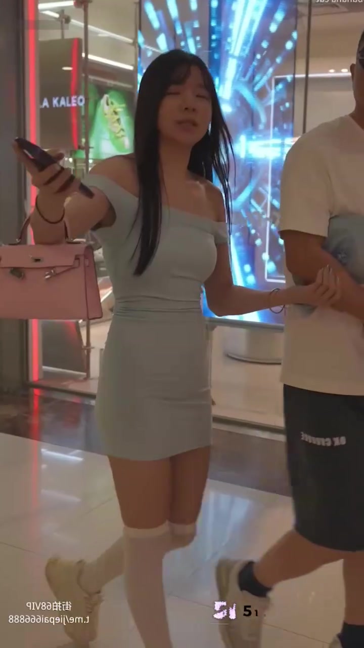 顶点大师商场抄底系列 美女们真空上街弯腰抬腿 粉嫩骚逼全被低机位逮个正着