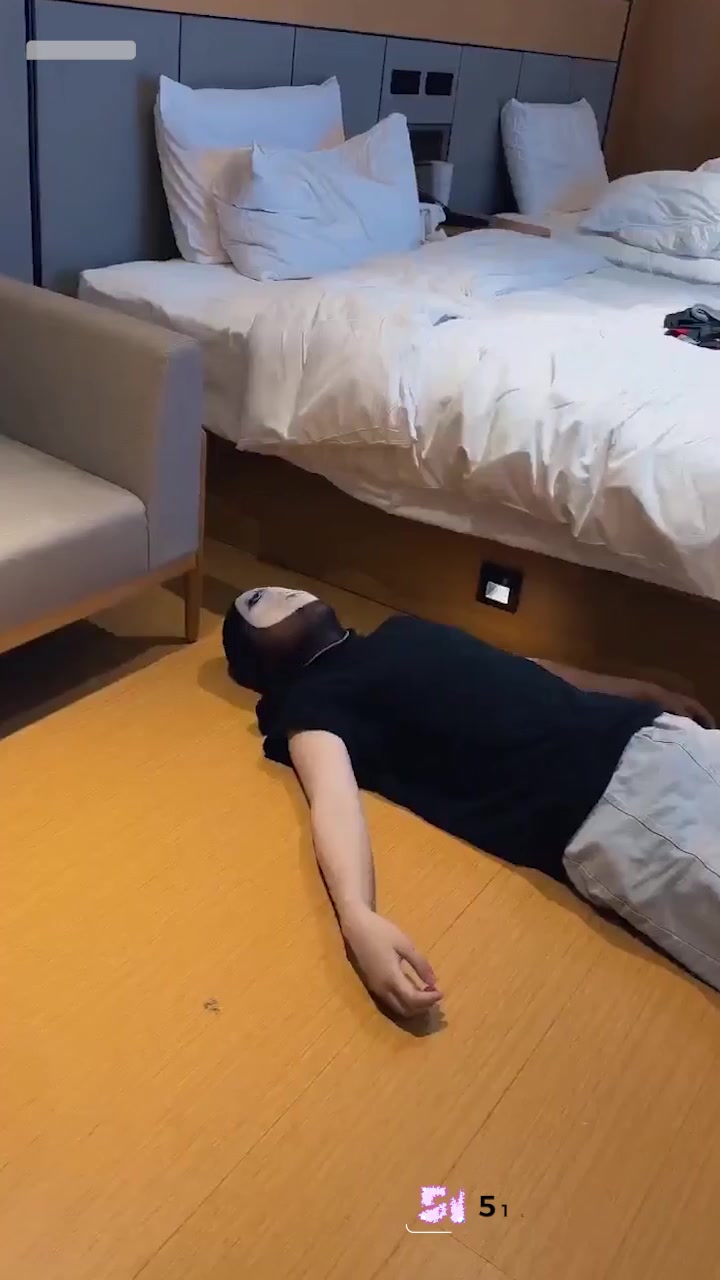 抖音网红 石锅儿 与朋友酒店整活视频爆火 被网友脑补成下海 大乌龙笑点百出！