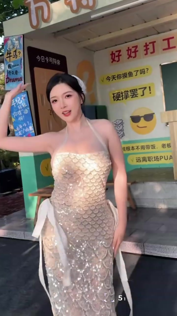 抖音女神 KK战神 和男模同框骚舞 紫色抹胸包臀裙肉感身材来回扭动 太过诱惑！