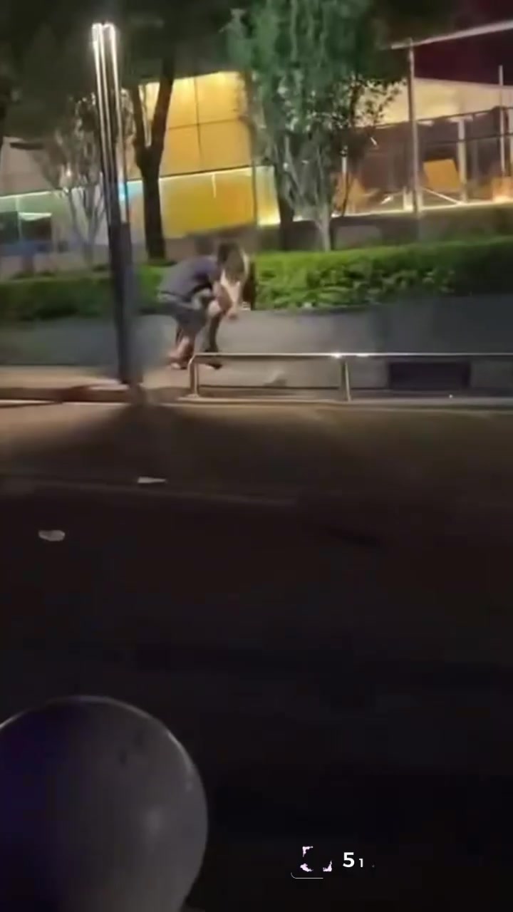 饥渴狗男女户外整活 当街无视路人野战调情 扒光内裤现场抠穴泄欲！