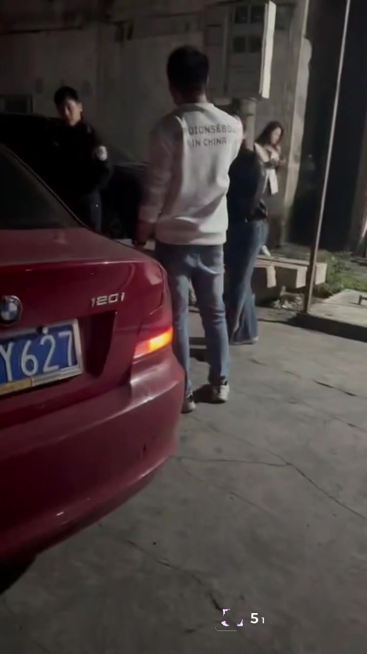 广东潮州宝马男出轨被当场抓包 副驾女生双手捂脸崩溃 现场视频全网疯传