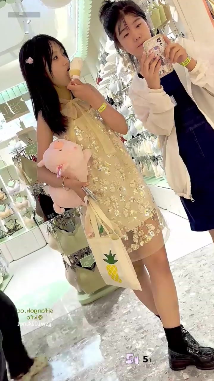 街拍抄底系列 蓝色长裙女大穿纸尿裤被夹进性感小穴 裙底走光完全暴露反差炸裂