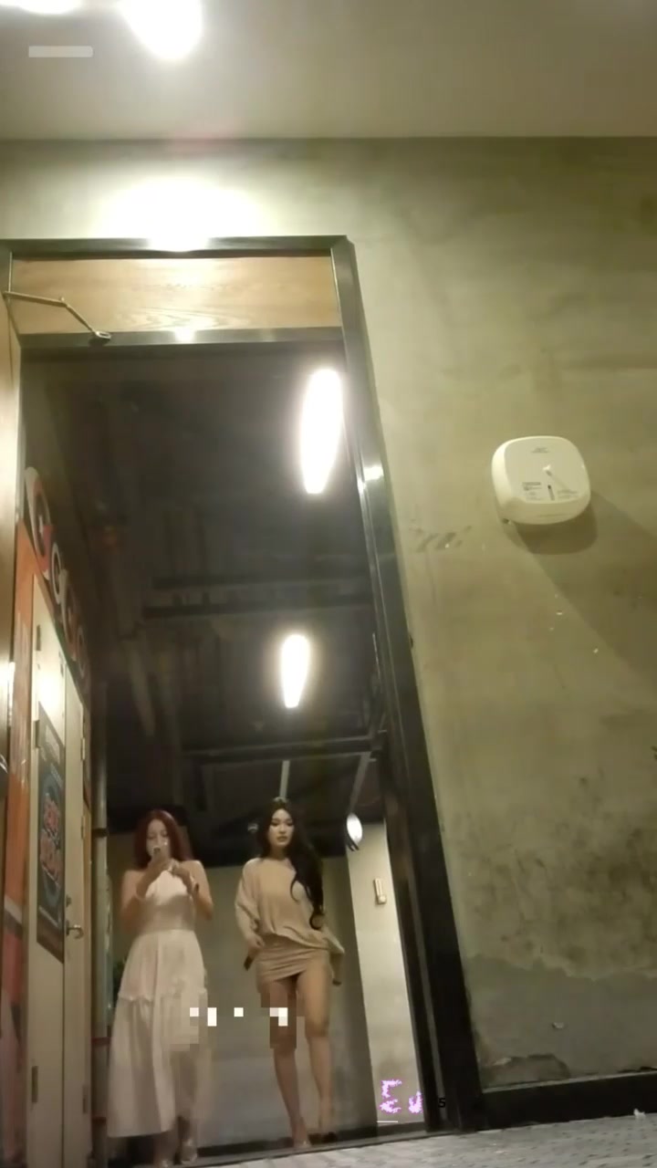夜总会女厕双视角偷拍 多位顶级美女露穴放尿 更有极品姐妹花与各种白虎粉穴