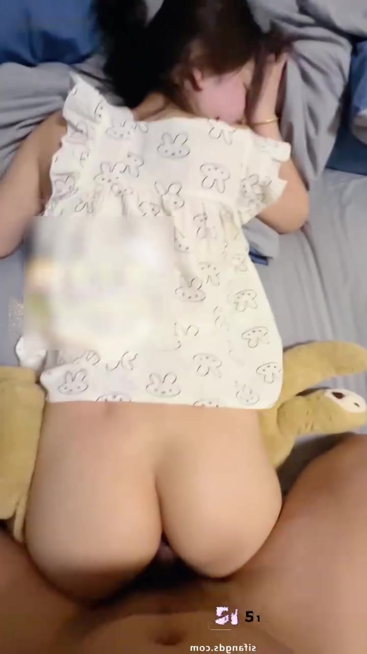 约炮大神 狮子座 约操清纯学生妹 白色兔子睡衣掀到腰 圆润肥臀被操到高潮抽搐
