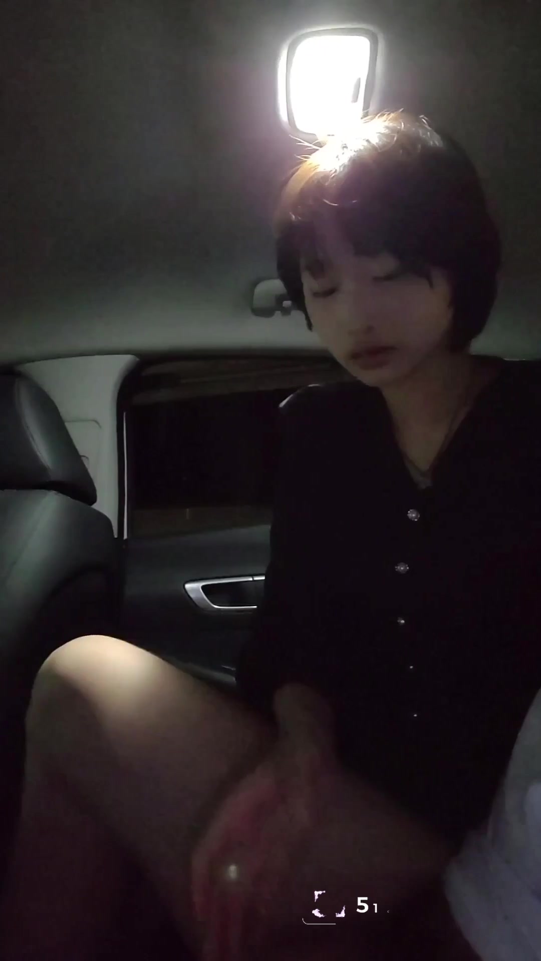 手淫少女清纯短发素人 深夜车内为金主打飞机 擦湿鸡巴套弄侍奉榨精