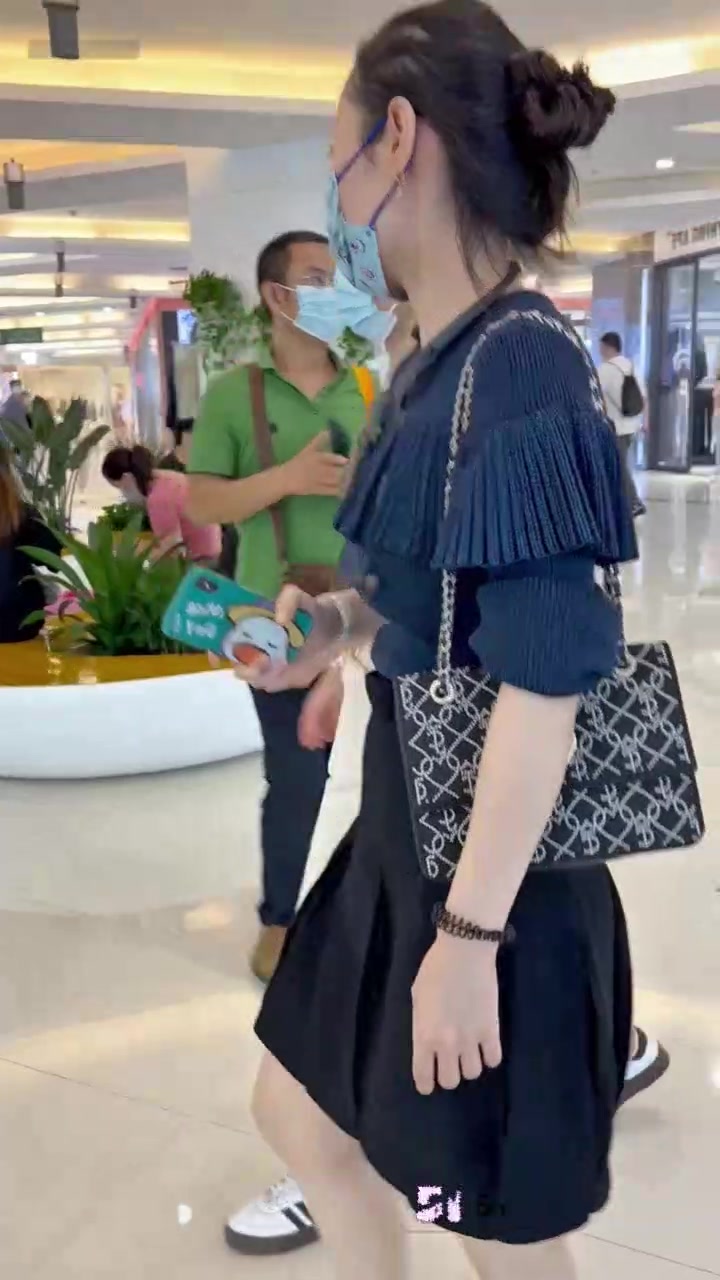 偷拍抄底系列 夜市街道偷拍高颜值美女 翘臀美腿回头率爆表 短裙骚内一览无余