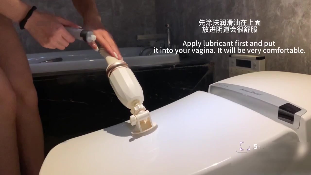 OnlyFans福利姬 小污女 浴室道具自慰 炮机假屌蹲插嫩穴 潮喷失禁淫水满地