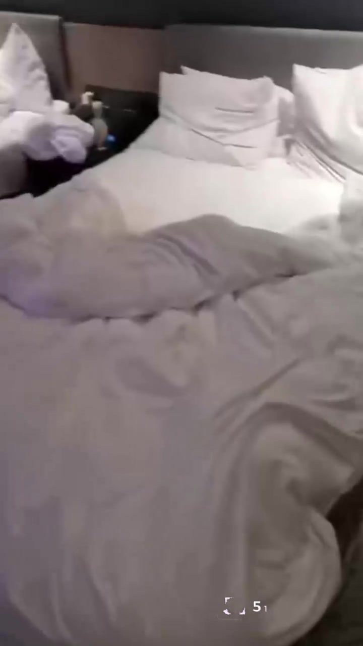 绿帽男邀约单男蹂躏自己老婆 自己在旁边打飞机 一盒套用六个仍不罢休