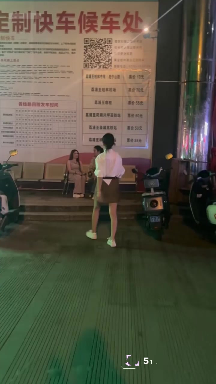 广西桂林荔浦候车厅上演激情抓奸 超猛原配暴打女小三 揍的晕头转向 狗血程度拉满