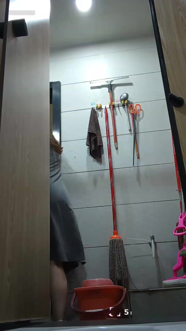 餐厅厕所偷拍系列 美女们挨个进来尿尿 蹲下撅屁股细节一点不落 拍得清清楚楚！