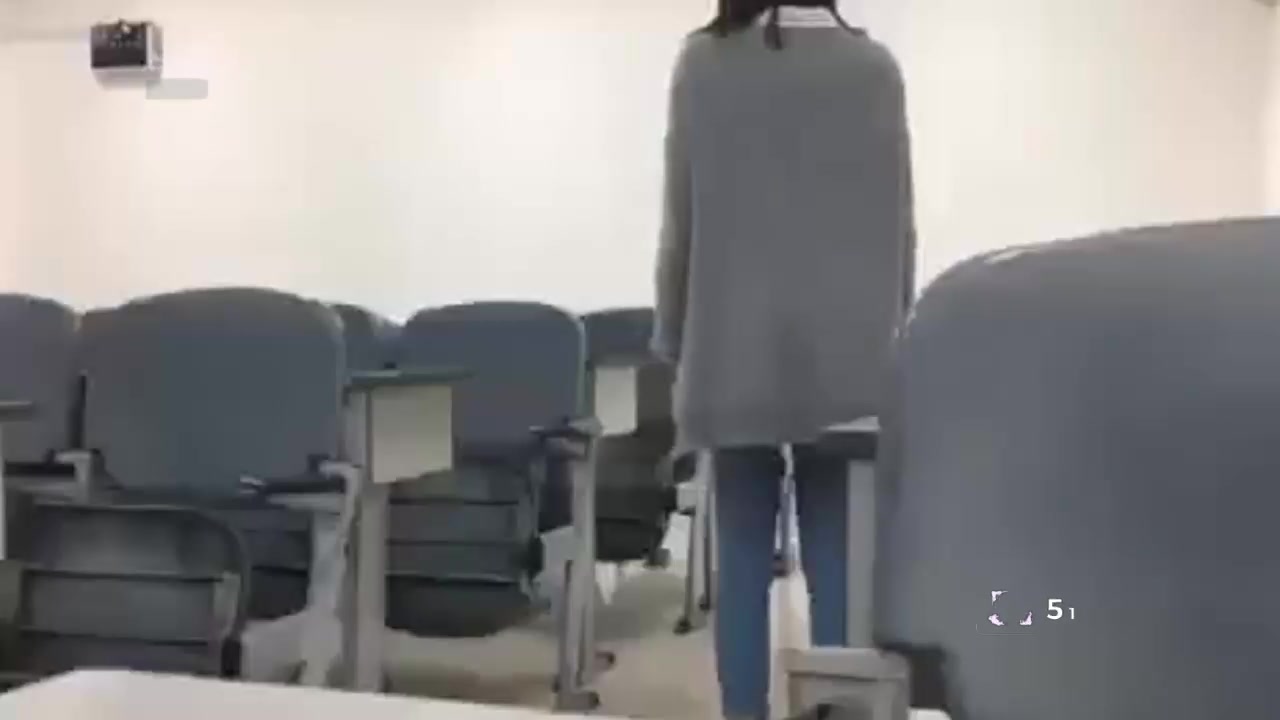 高帮匡威学妹真实画面曝光！韩国学生妹教室打闹竟成热点 全网围观玉足展露时刻1
