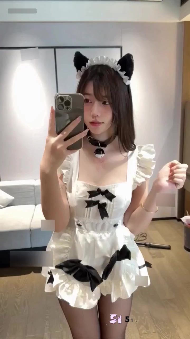 抖音网红 鱼神 猫耳女仆性感私房 黑丝开腿对镜自拍 紫蝶内裤跪趴翘臀