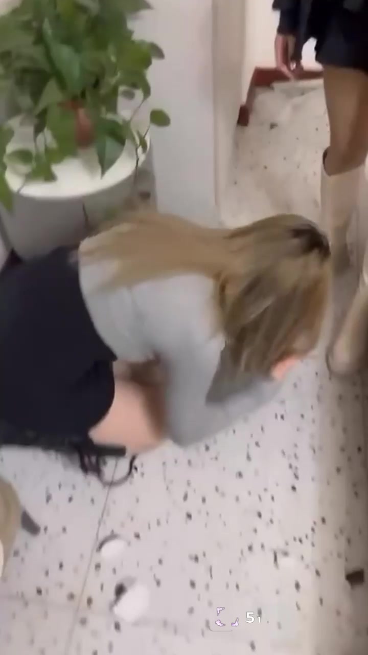 精神小妹霸凌 灰衣妹抓小三反被暴揍 烟缸砸头猛击后脑十分狠辣！2