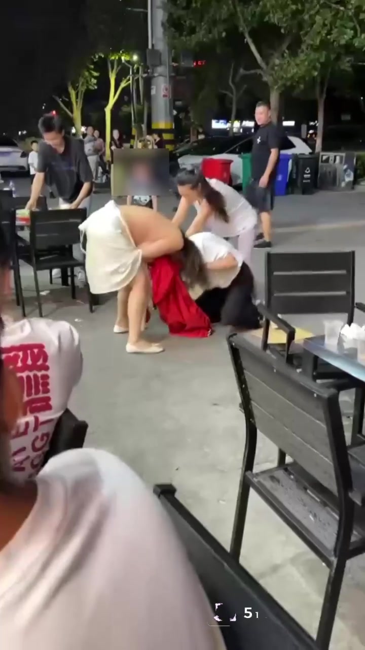 炸裂抓奸现场 原配带公公当街抓小三 强行扒衣奶子露光光 众人围观看过瘾！
